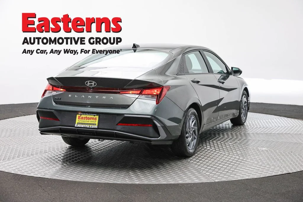 Used 2024 Gray Hyundai SEL image 5