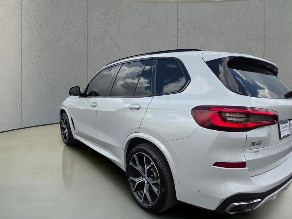 Used 2022 White BMW sDrive40i image 3