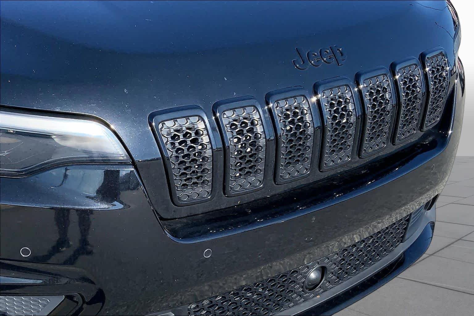 Used 2023 Diamond Black Crystal Pearlcoat Jeep Altitude Lux image 27
