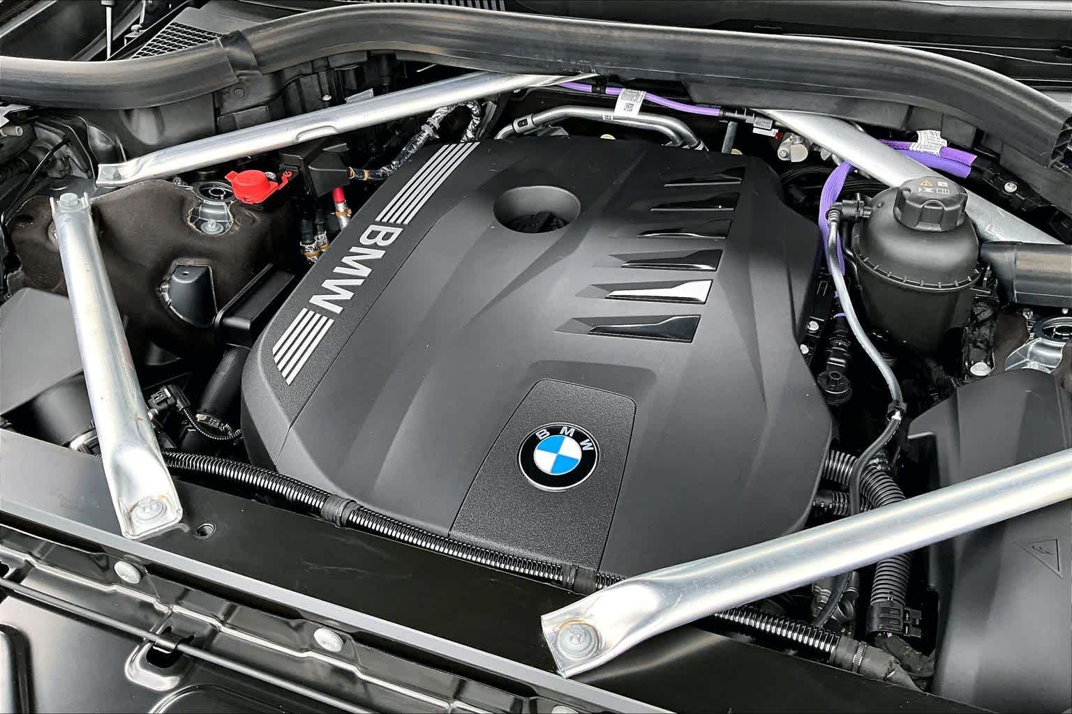 Used 2026 Skyscraper Grey Metallic BMW xDrive40i image 32