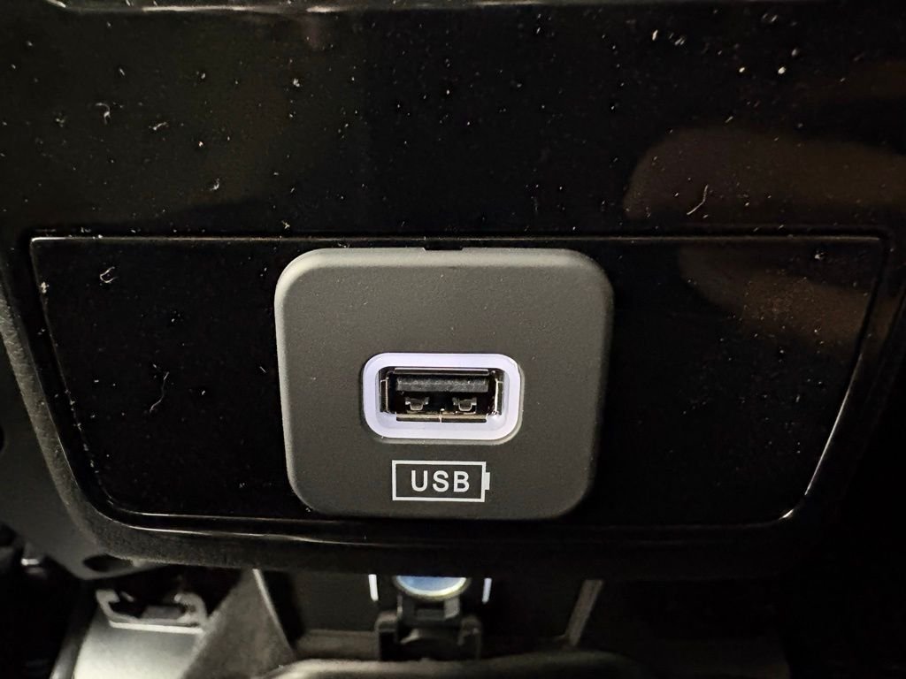New 2026 Silver Zynith Metallic Clearcoat Jeep Latitude image 38