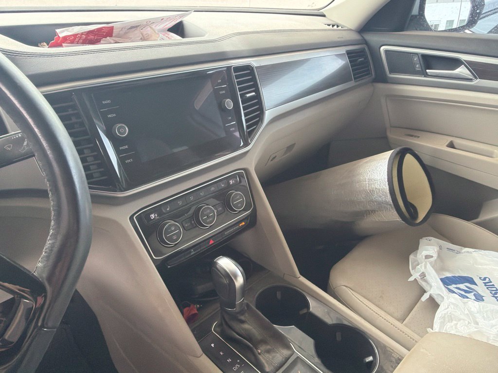 Used 2018 White Volkswagen SEL image 4