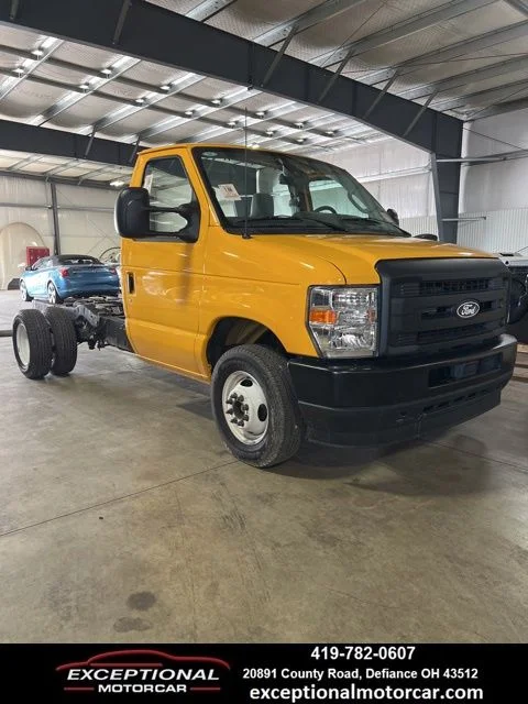 Used 2027 Yellow Ford Base image 1