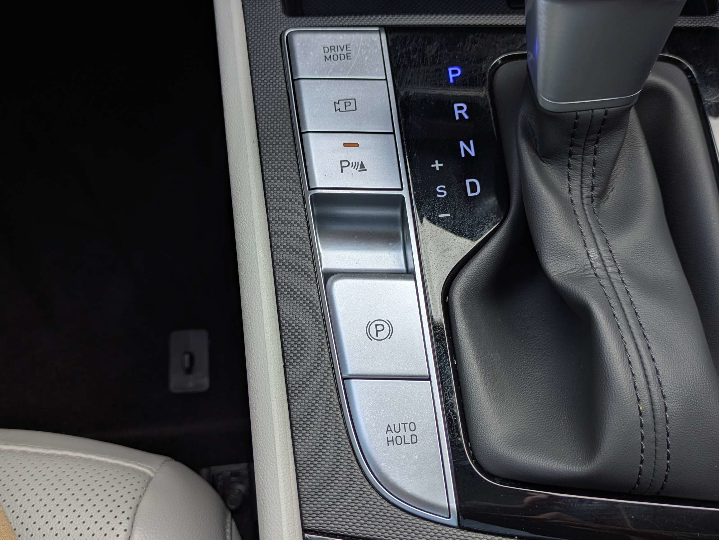 Used 2024 Abyss Black Hyundai Limited image 25