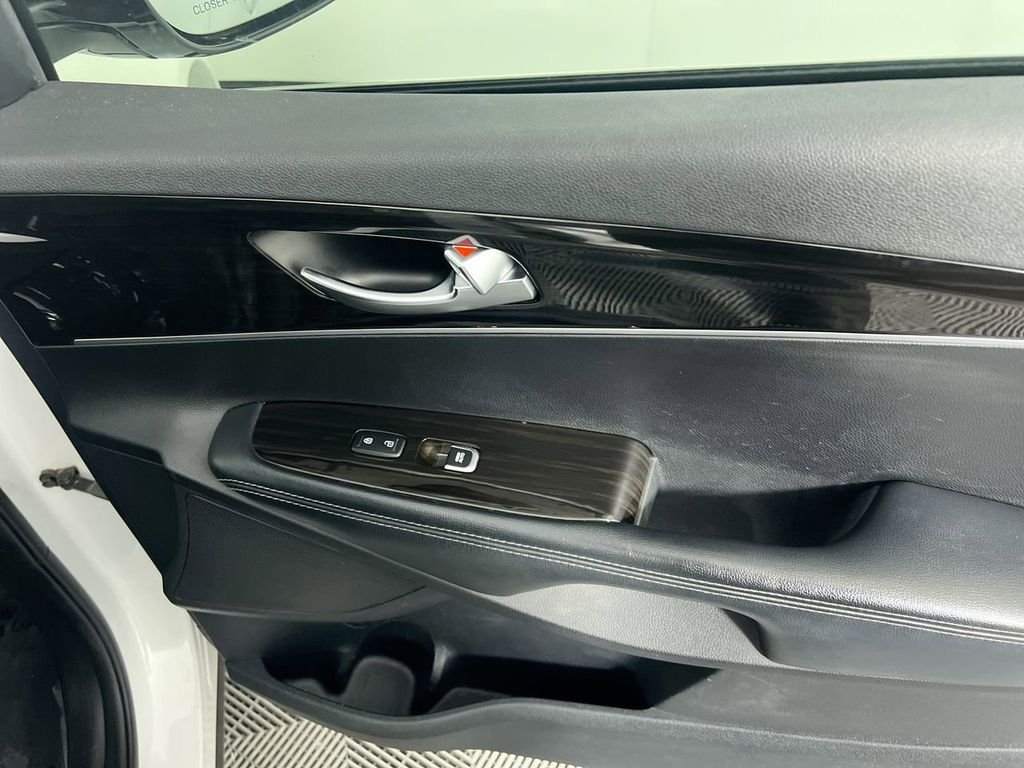 Used 2019 White Kia LX image 29