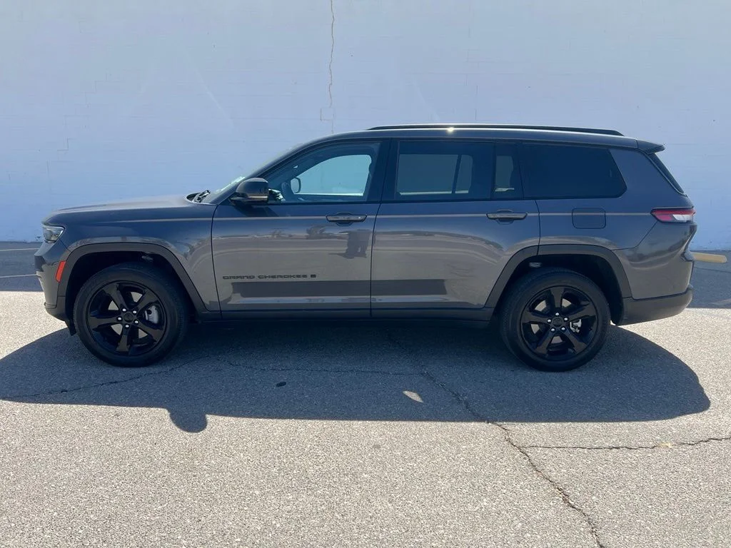 Used 2023 Metallic Jeep Altitude image 2
