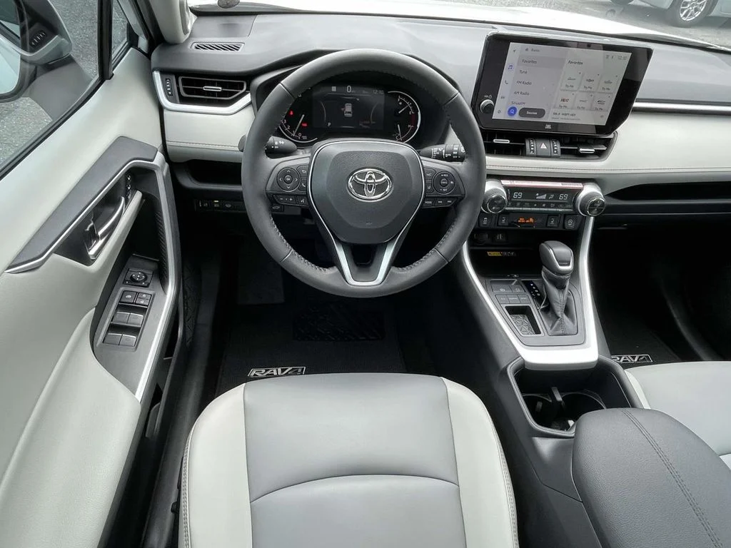 Used 2025 Wind Chill Pearl Toyota XLE Premium image 13