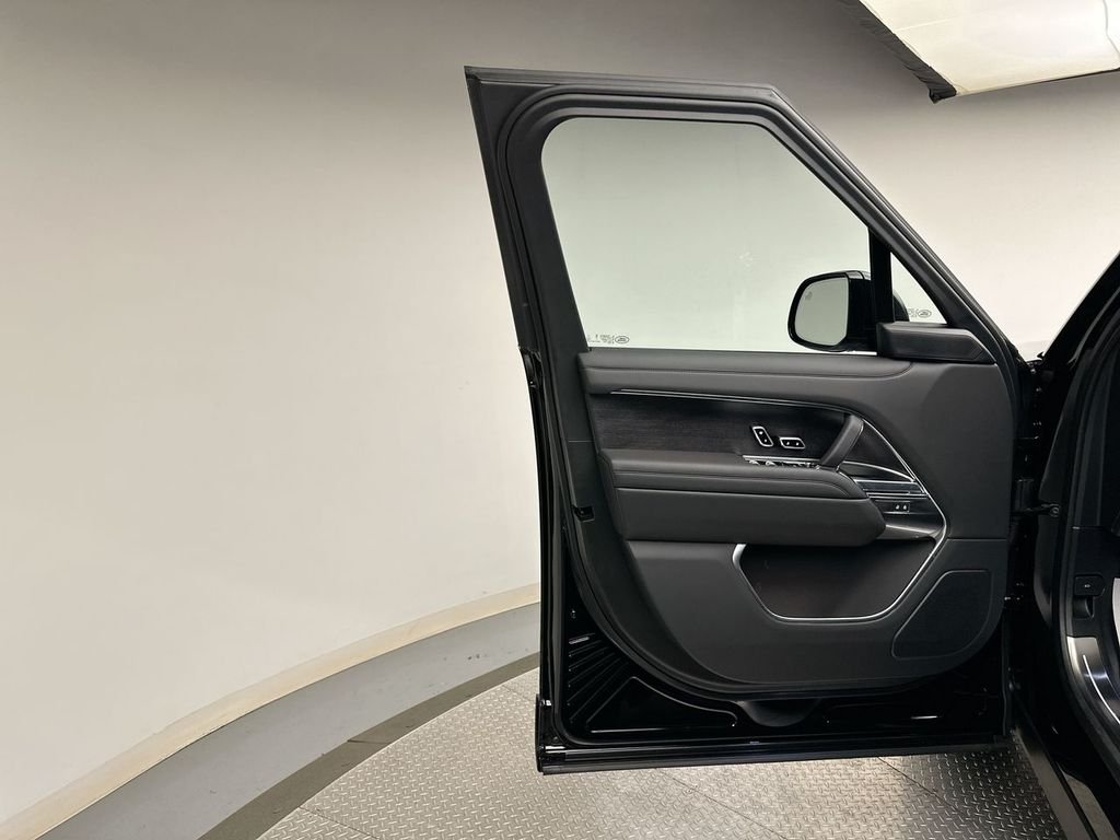 Used 2025  Land Rover SE image 14