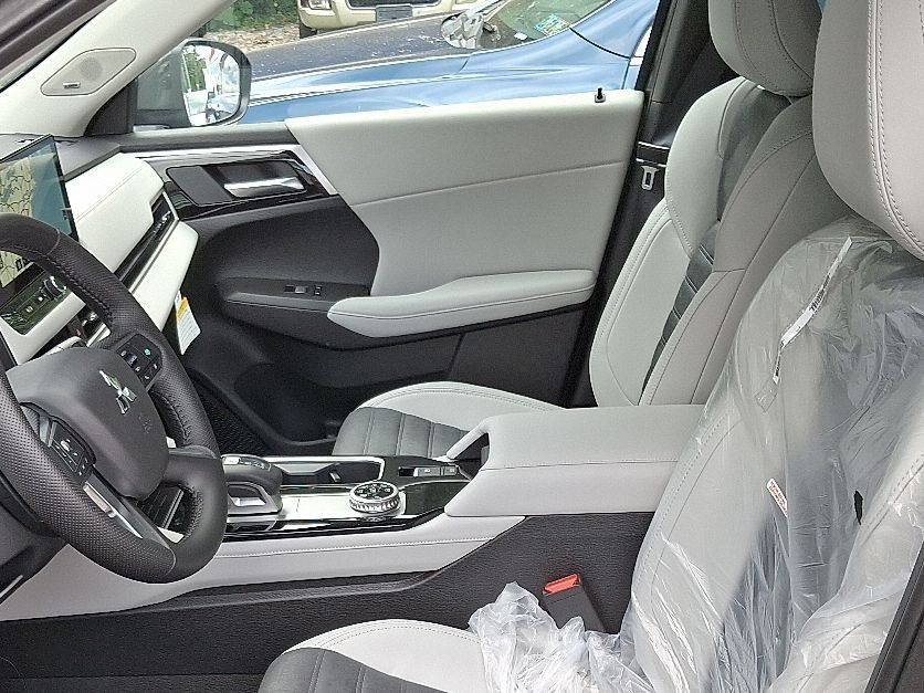 2025 Mitsubishi Outlander SE - Photo 9