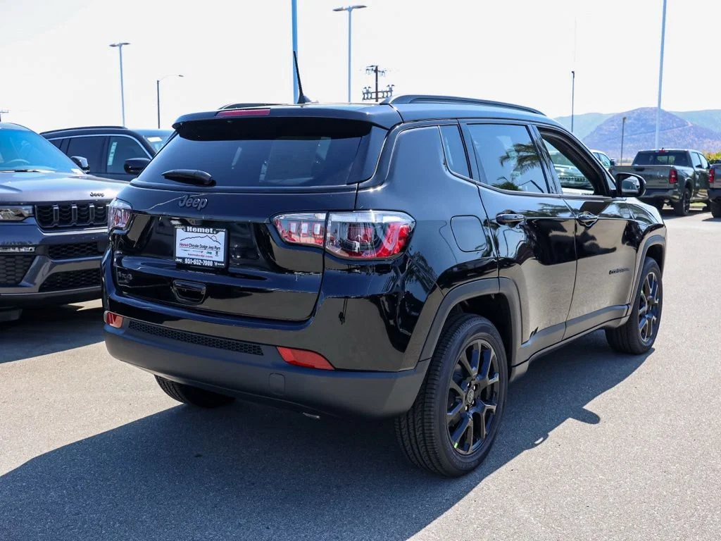 New 2026 Diamond Black Crystal Pearl-Coat Exterior Paint Jeep Latitude image 3
