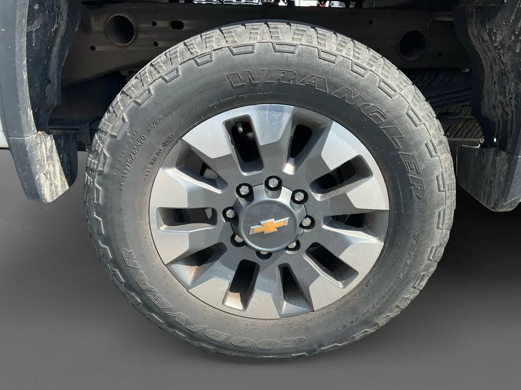Used 2024 White Chevrolet Custom image 9