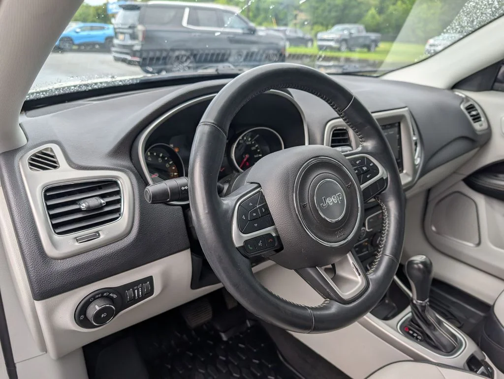 Used 2018 White Jeep Latitude image 26