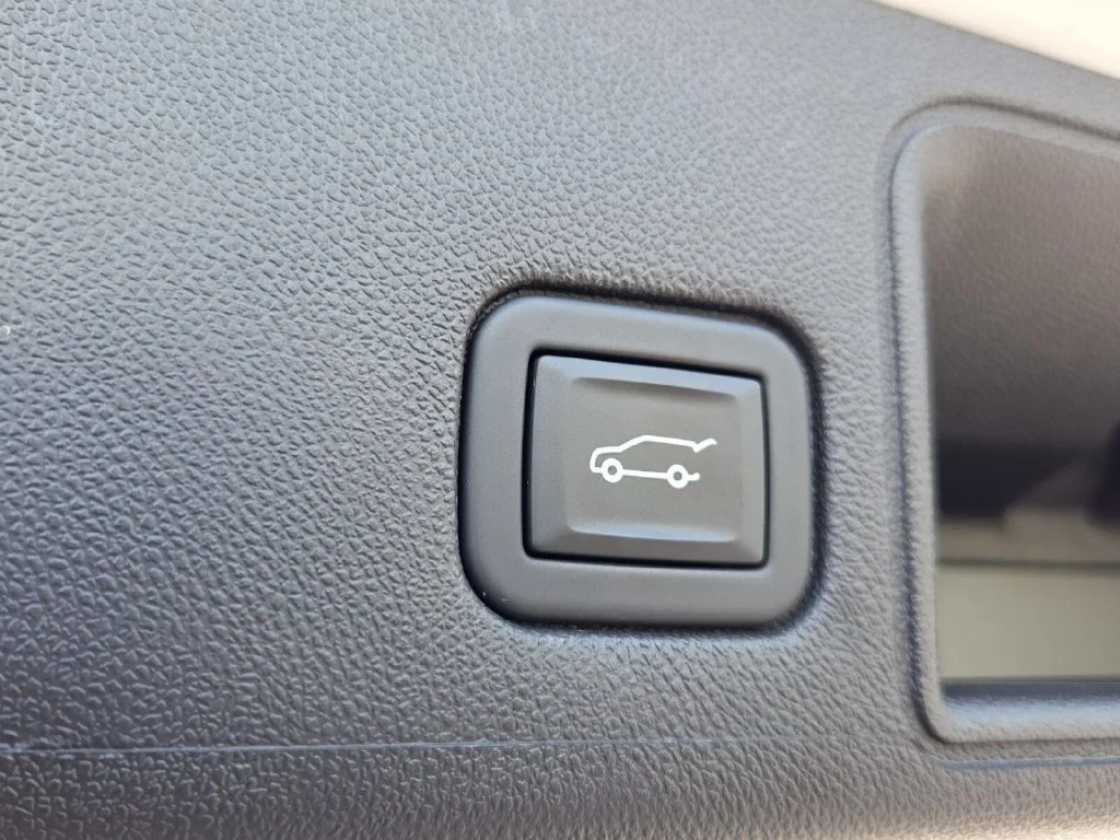 Used 2023 SUMMIT WHITE GMC SLT image 13