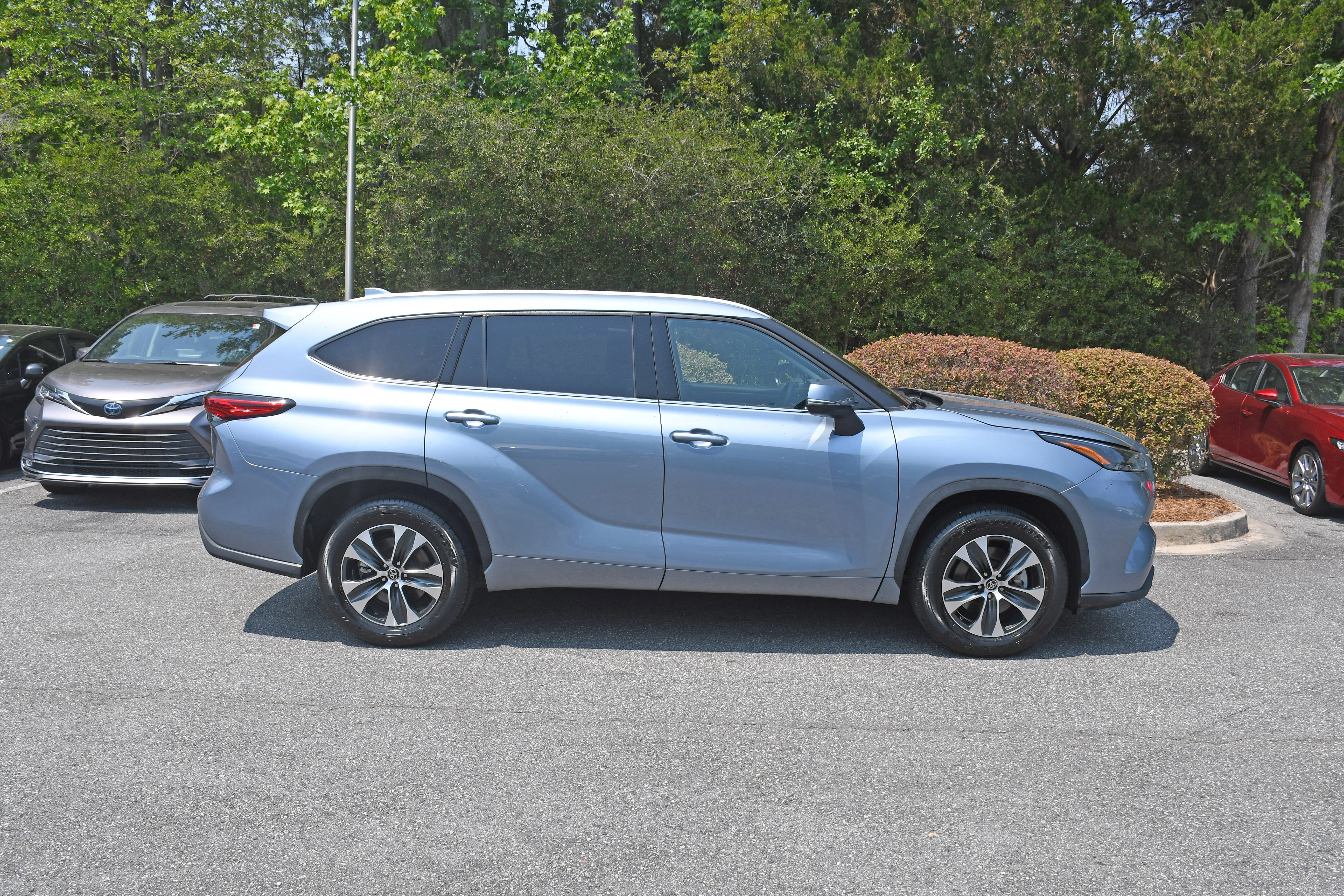 Used 2022  Toyota XLE image 4