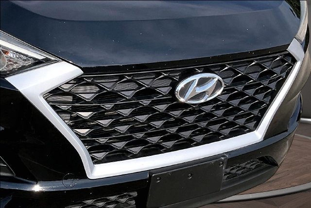 Used 2020 Black Hyundai SE image 25
