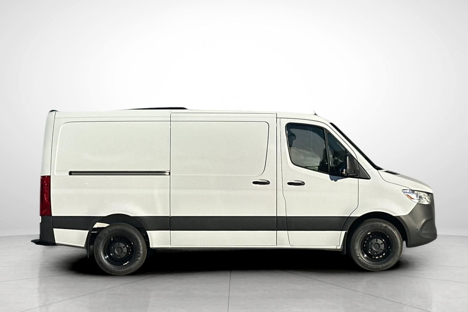 New 2026 Arctic+White Mercedes-Benz Cargo 144 WB image 27