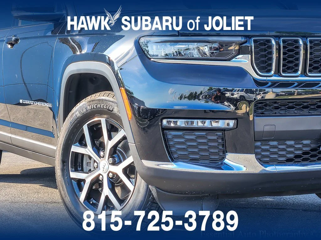 Used 2023 Diamond Black Crystal Pearlcoat Jeep Limited image 3