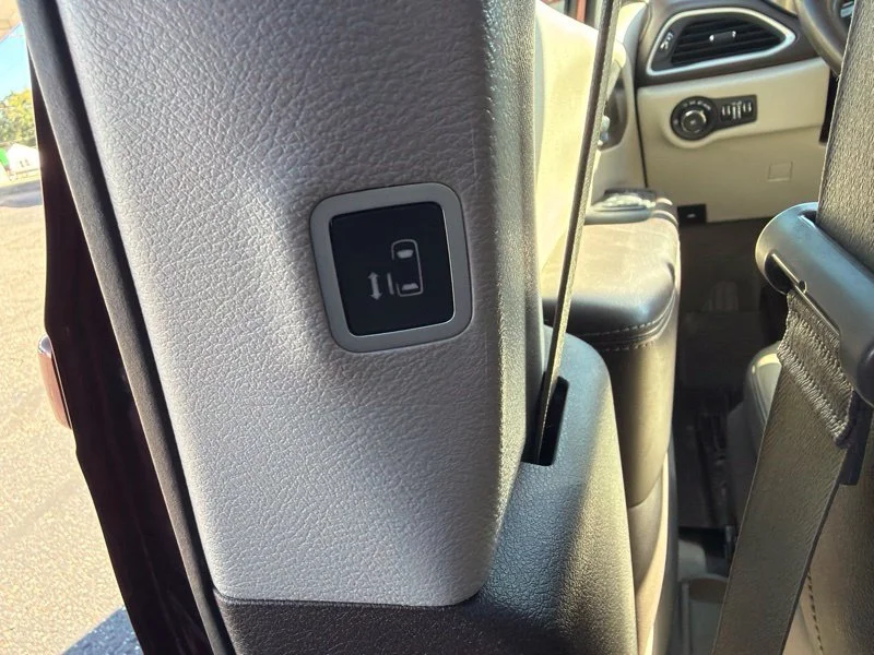Used 2019 Red Chrysler Touring L image 14