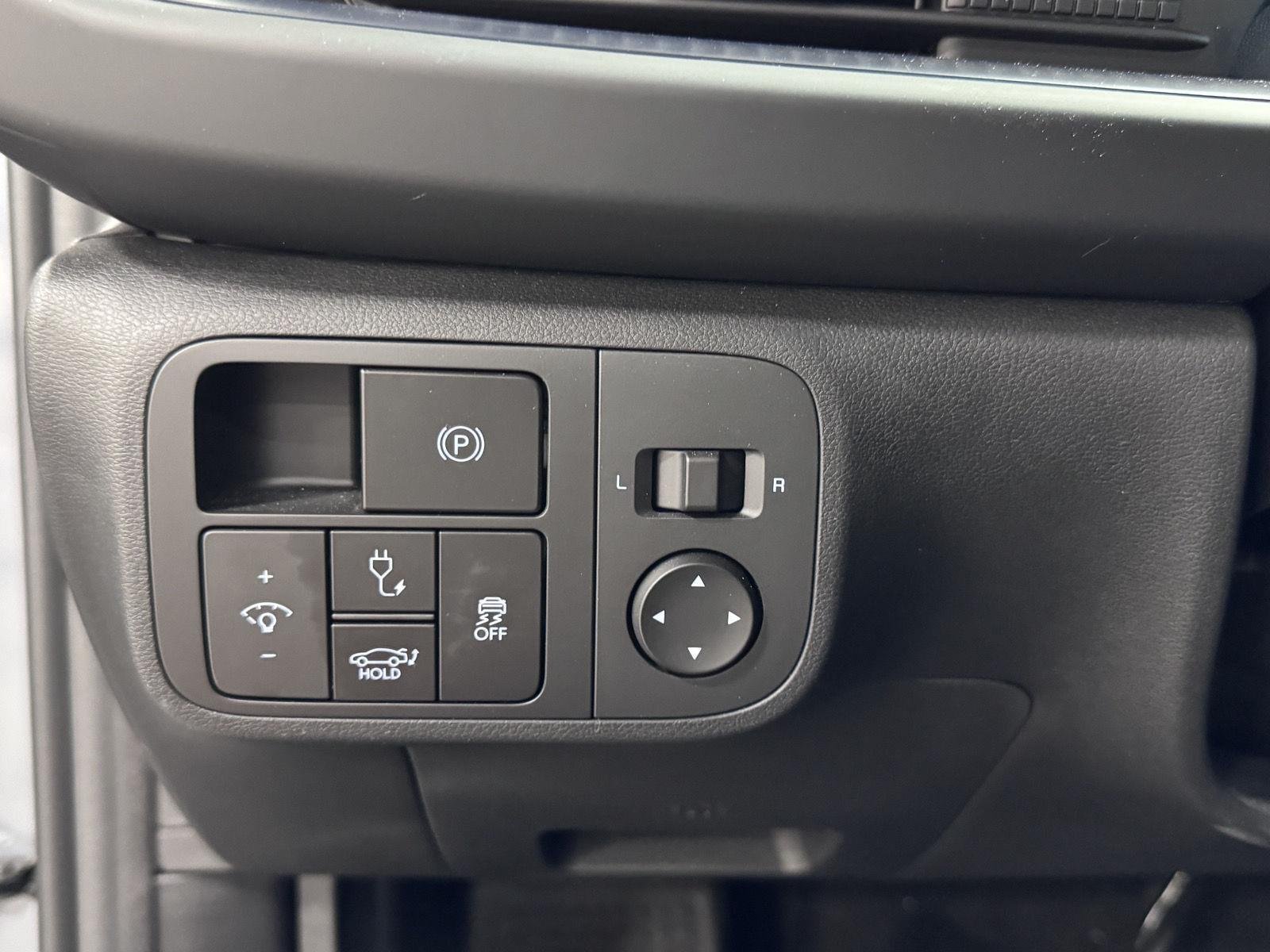 Certified Used 2025 Transmission Blue Hyundai SE image 31