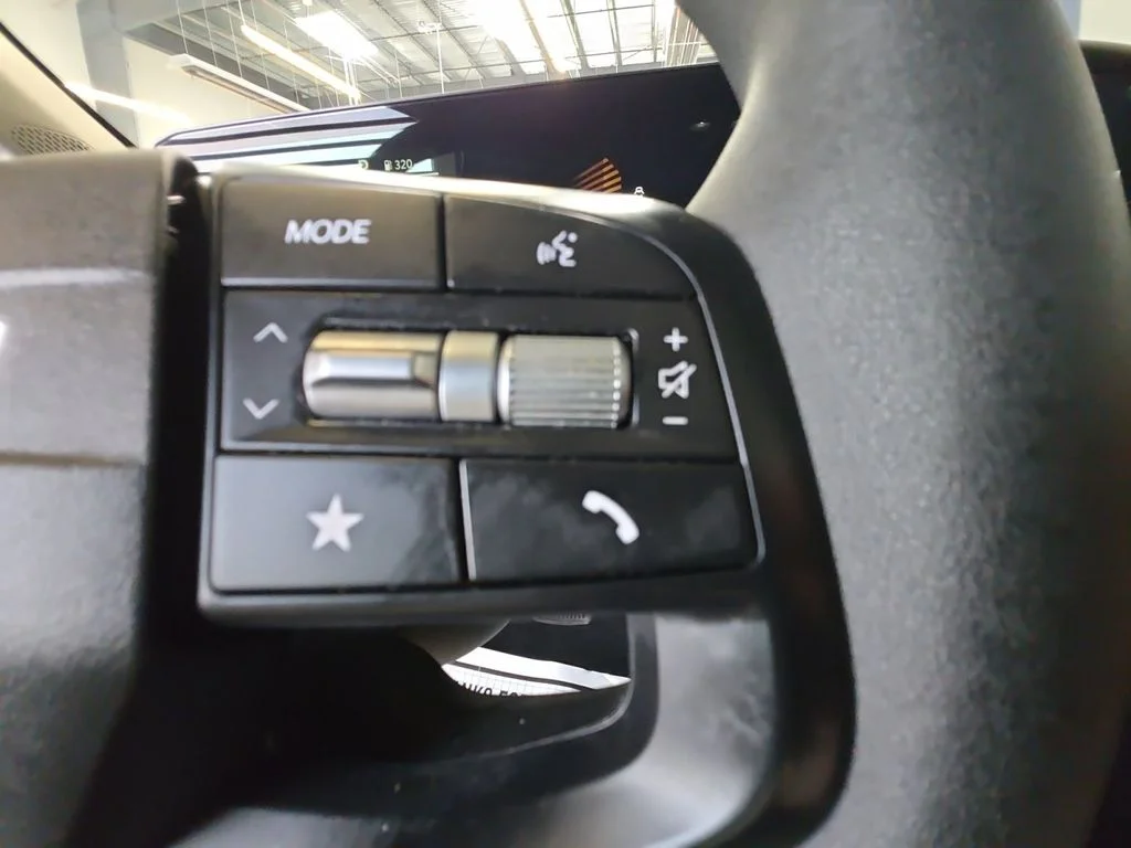 Used 2025 White Kia LXS image 19