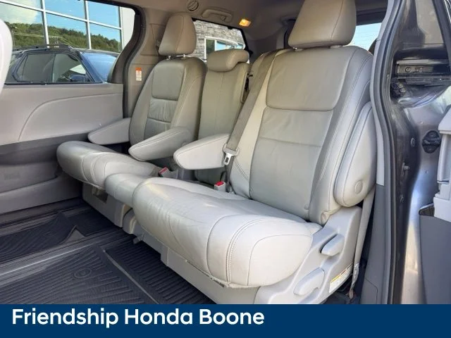 Used 2018 Gray Toyota XLE Premium image 38