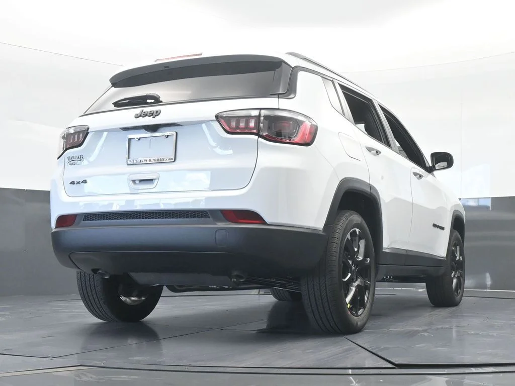 New 2026 Bright White Clear-Coat Exterior Paint Jeep Latitude image 52