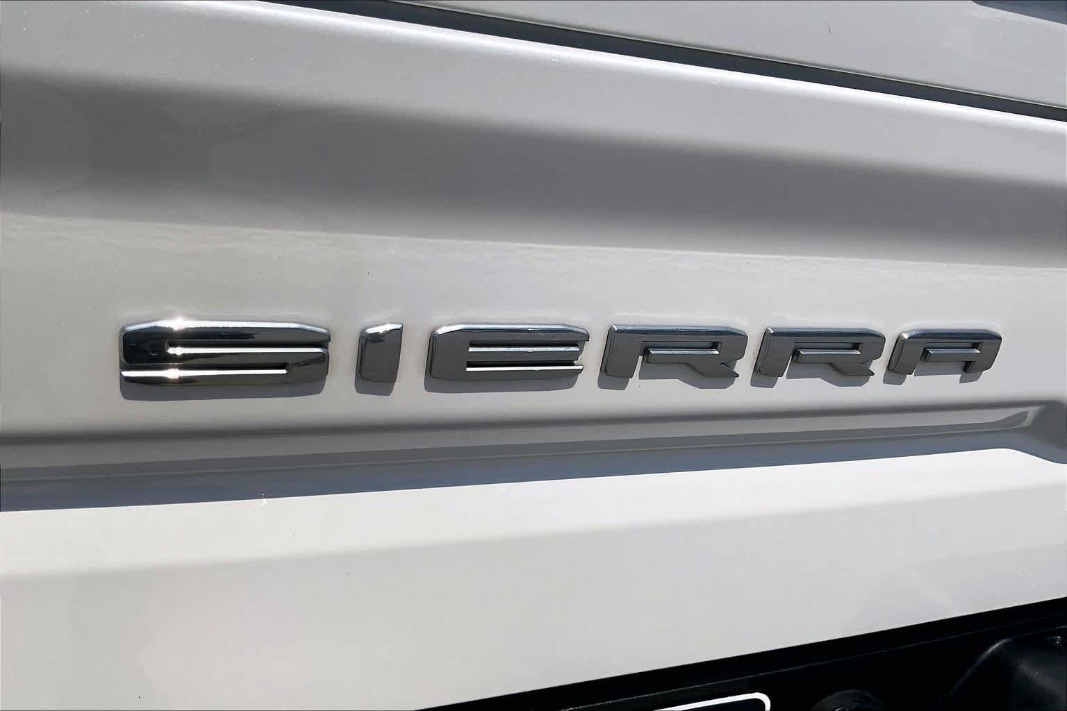 Used 2024 White Frost Tricoat GMC SLT image 10