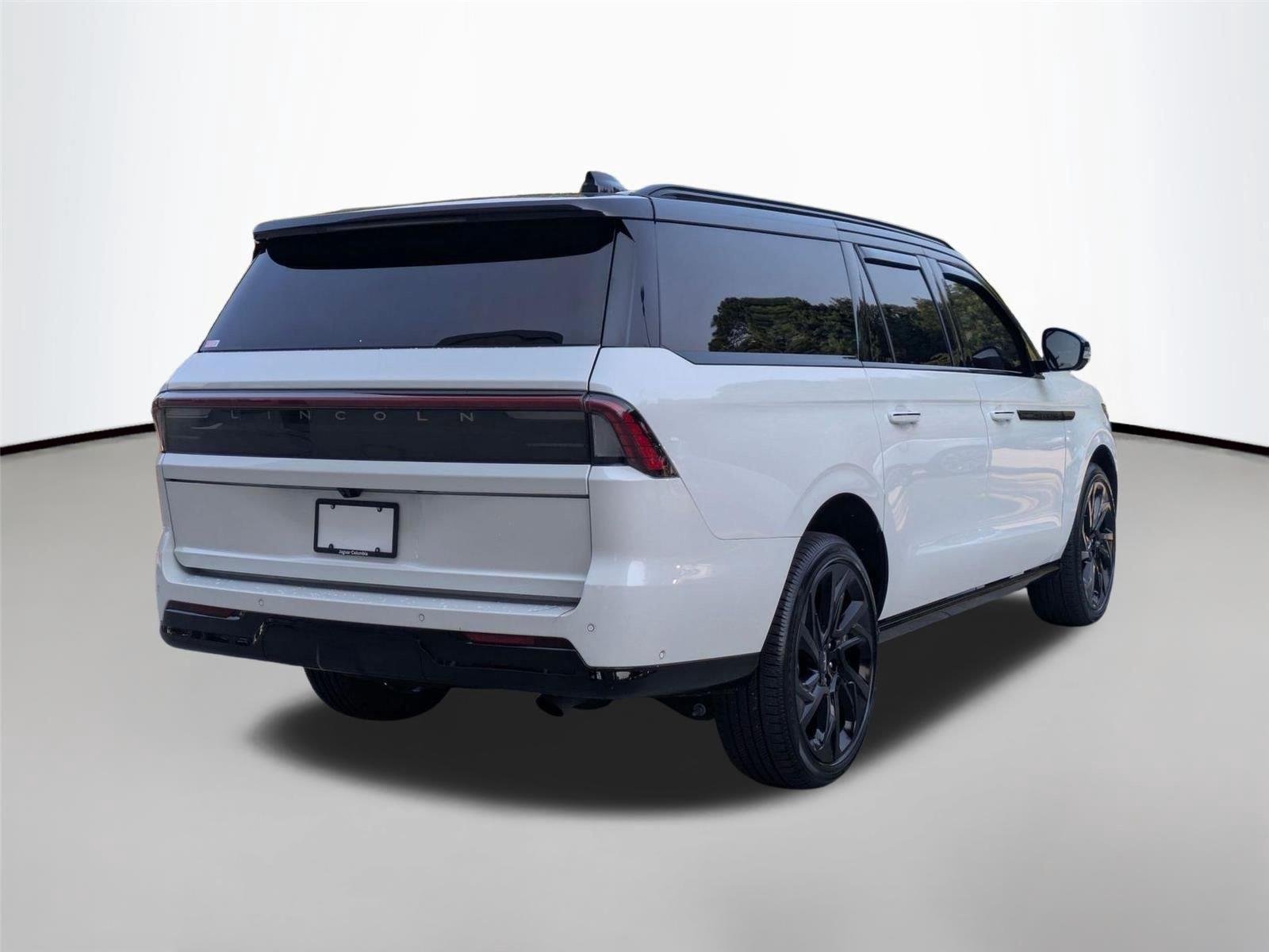 Used 2025 Pristine White Metallic Tri-Coat Lincoln Black Label image 5