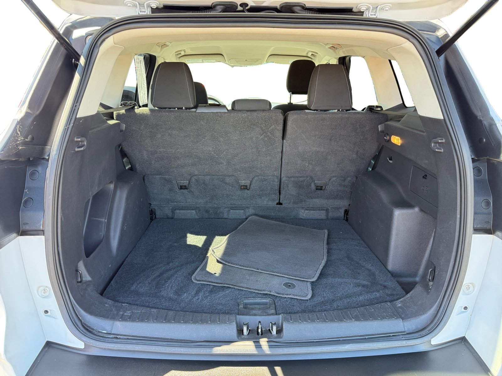 Used 2018 Oxford White Ford SE image 17