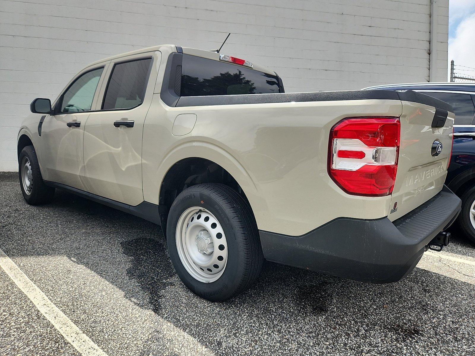 Used 2025 Beige Ford XL image 1