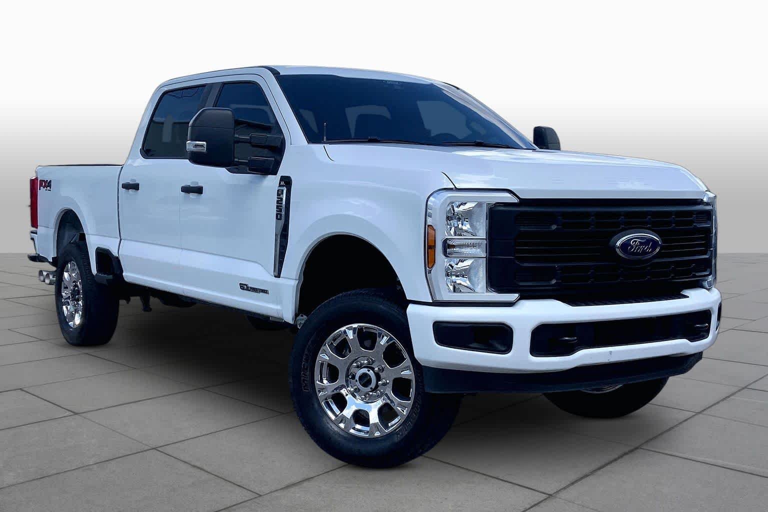 Used 2025 Oxford White Ford F-250 Pickup XL image 3