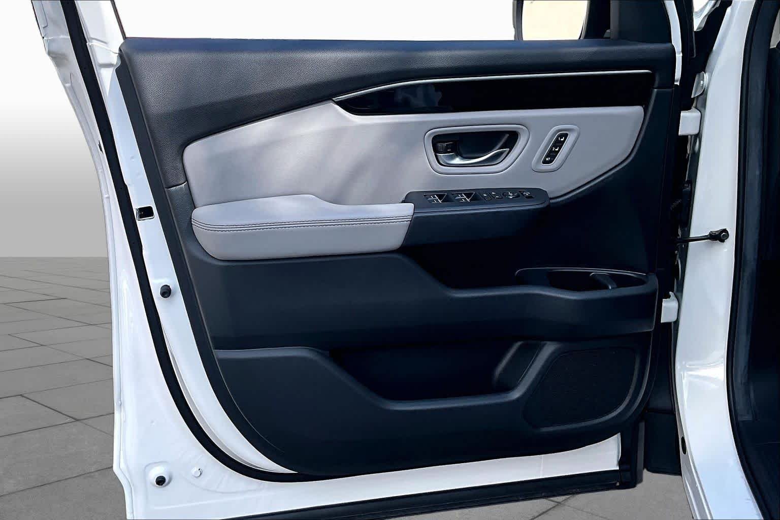 Used 2025 Platinum White Pearl Honda Touring image 22