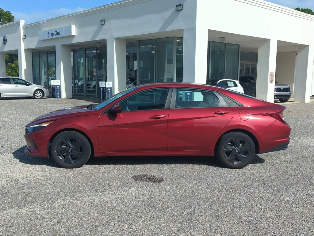 Used 2023 Red Hyundai SEL image 4