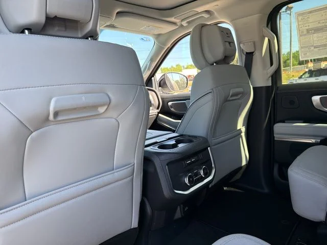 New 2026 Star White Metallic Tri-Coat Ford Platinum image 25