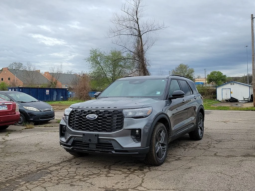 New 2026 Carbonized Gray Metallic Ford ST-Line image 2