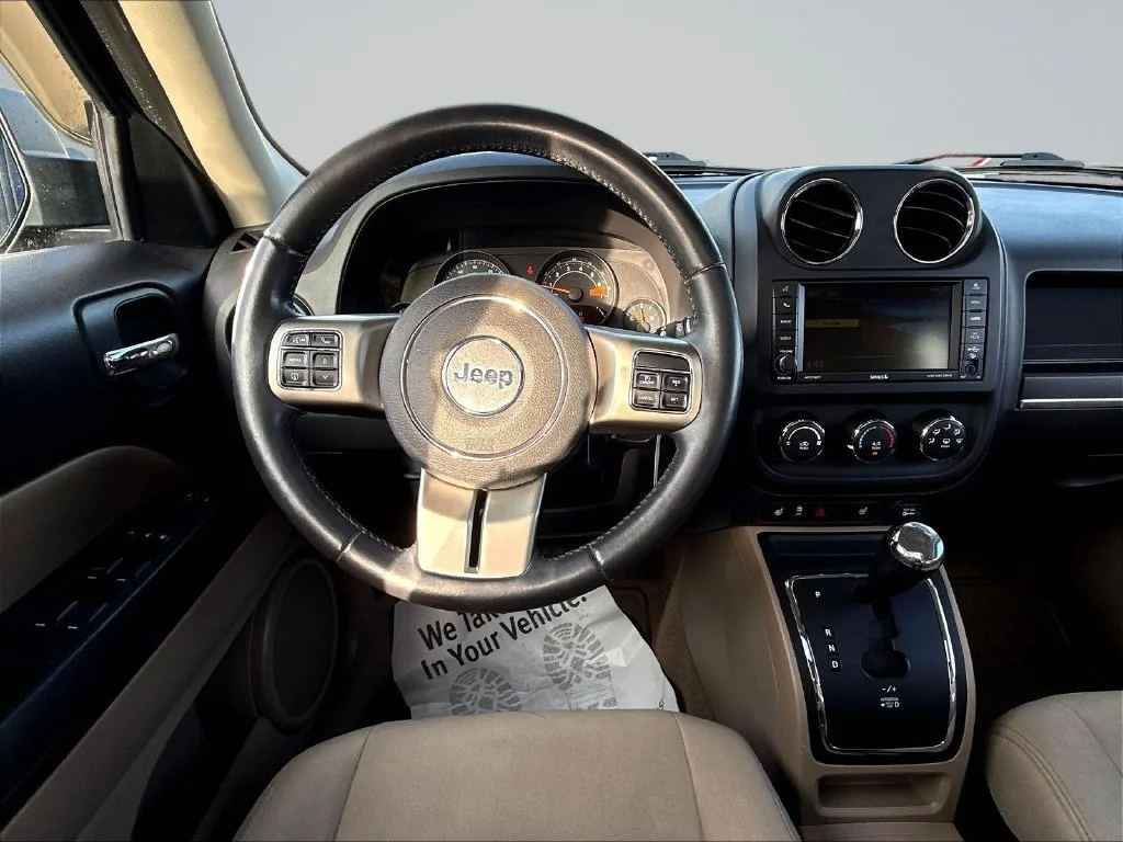 Used 2015 True Blue Pearlcoat Jeep Latitude image 14