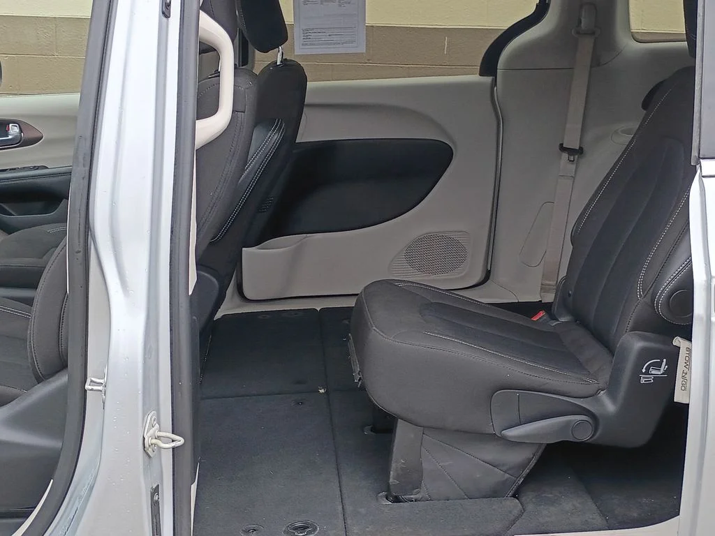 Used 2024 Silver Mist Clearcoat Chrysler LX image 17