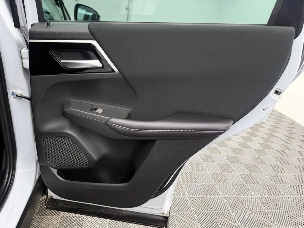Used 2023  Mitsubishi ES image 29