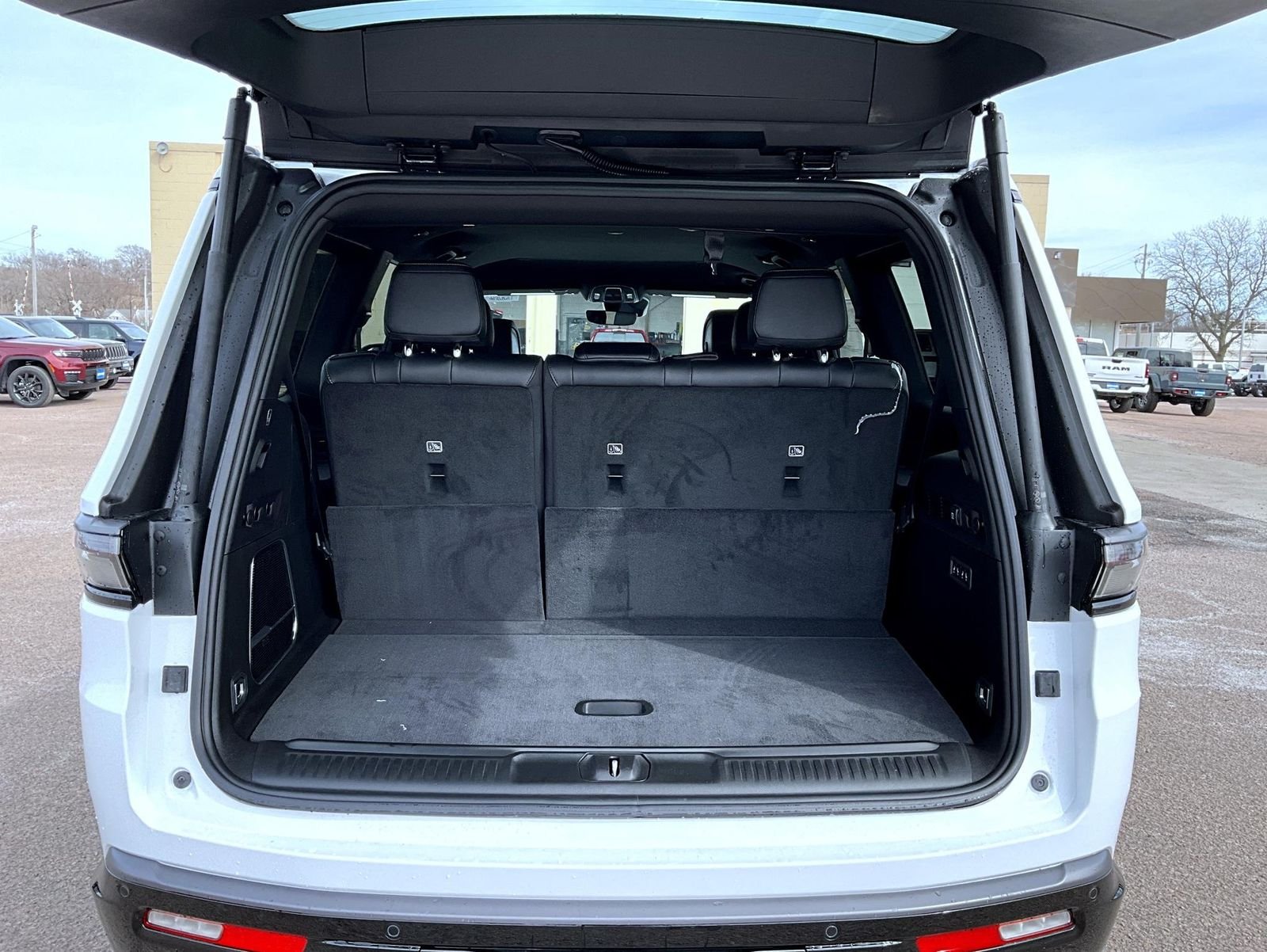 New 2026 Bright White Clear-Coat Exterior Paint Jeep Limited Altitude image 9