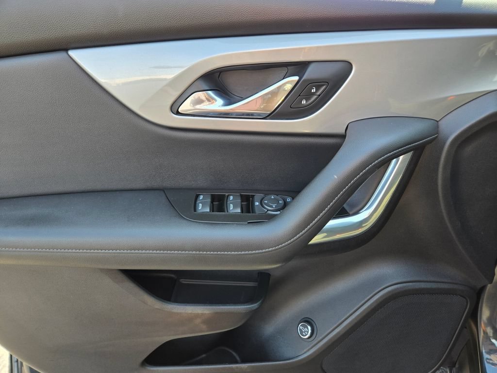 Used 2020 GRAPHITE METALLIC Chevrolet LT image 18