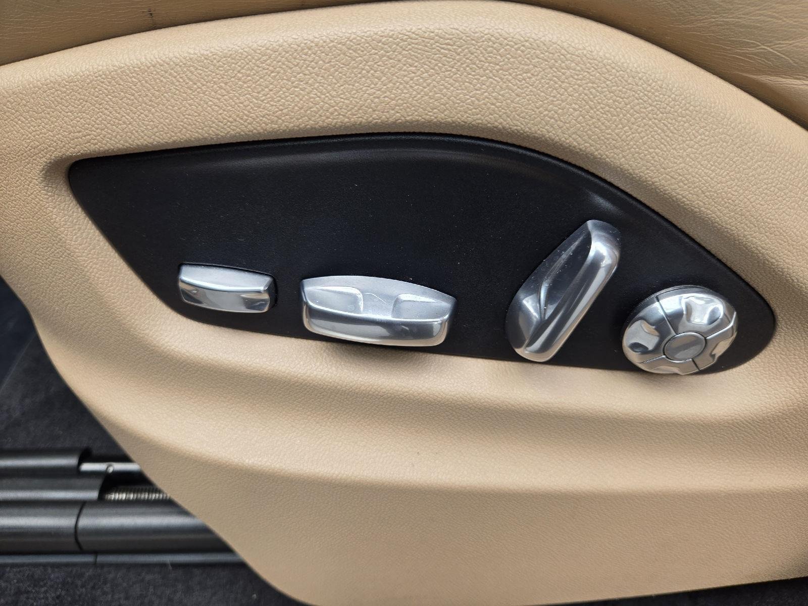 Used 2020  Porsche Base image 14