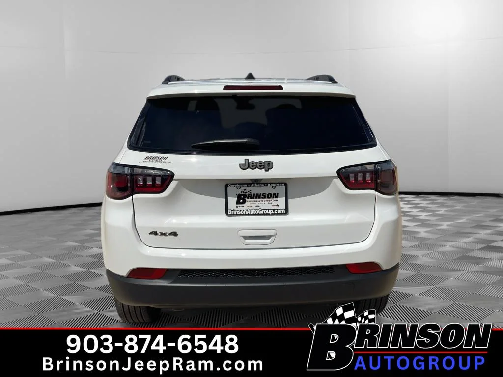 New 2026 Bright White Clearcoat Jeep Latitude Altitude image 4