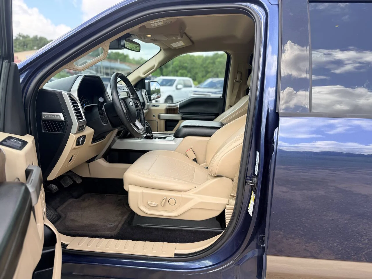 Used 2015 Blue Ford Lariat 4x4 4dr SuperCrew 5.5 ft. SB image 13