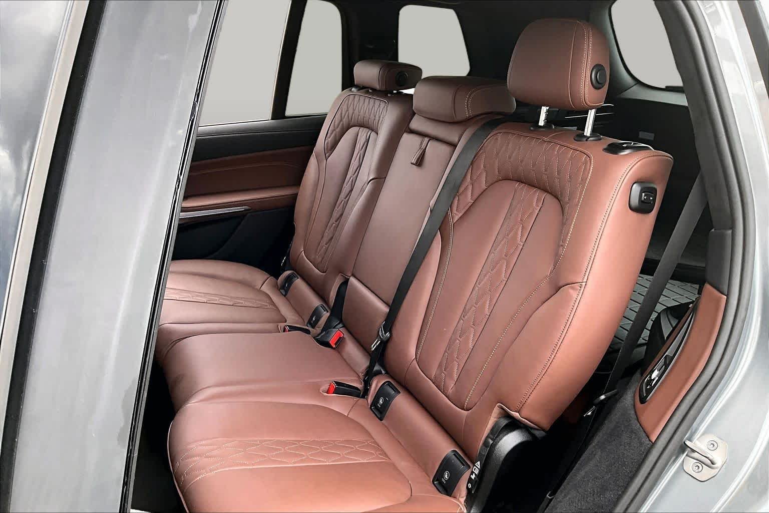 Used 2026 Skyscraper Grey Metallic BMW M60i image 18