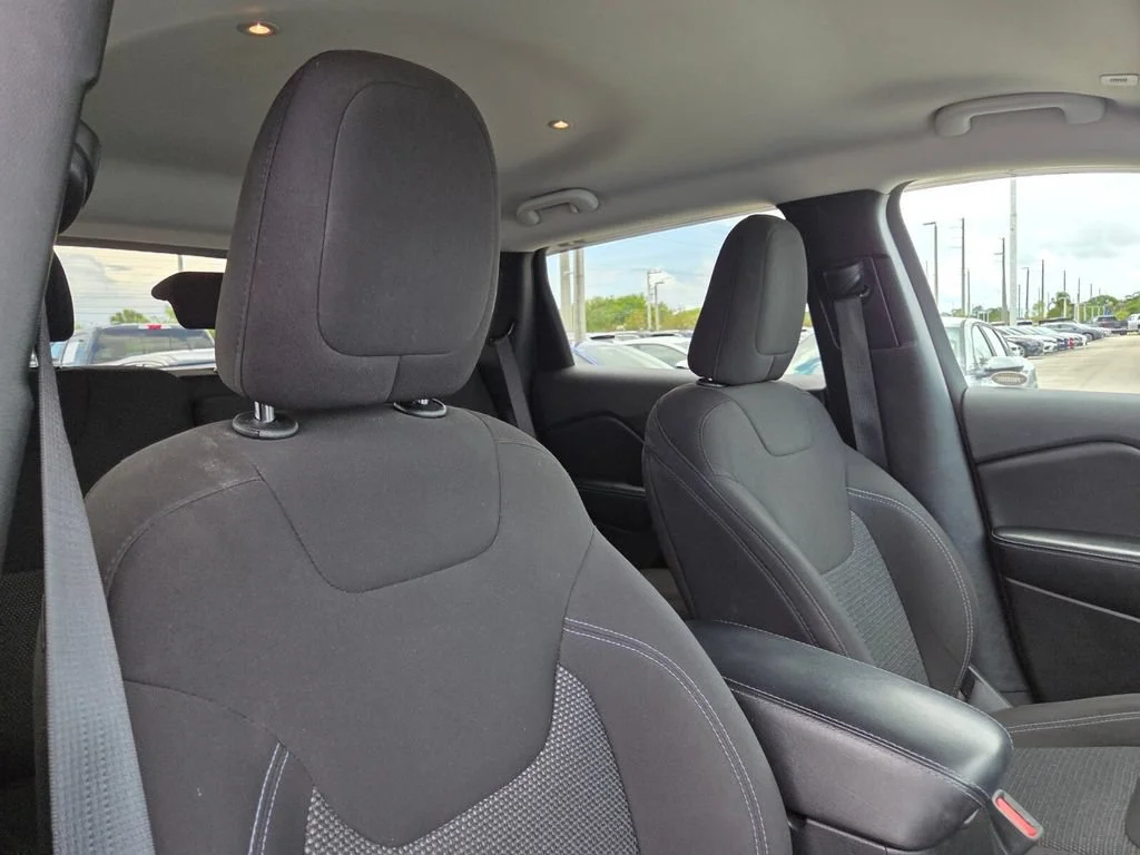 Certified Used 2019 Diamond Black Crystal Pearlcoat Jeep Latitude image 15