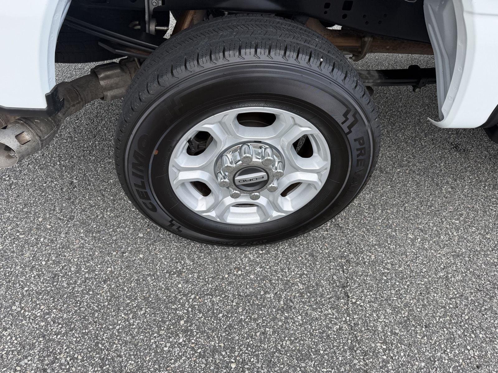 Used 2025 Oxford White Ford XLT image 37