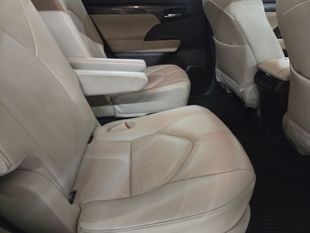 Used 2021  Toyota Limited image 20
