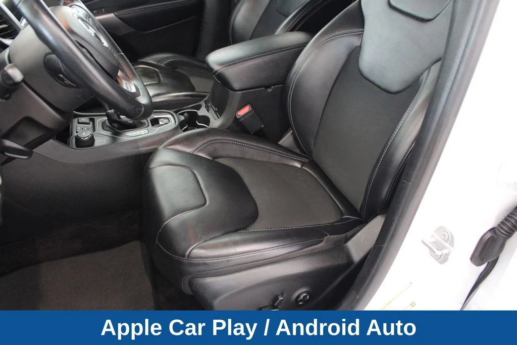 Used 2019 Bright White Clearcoat Jeep Latitude Plus image 11