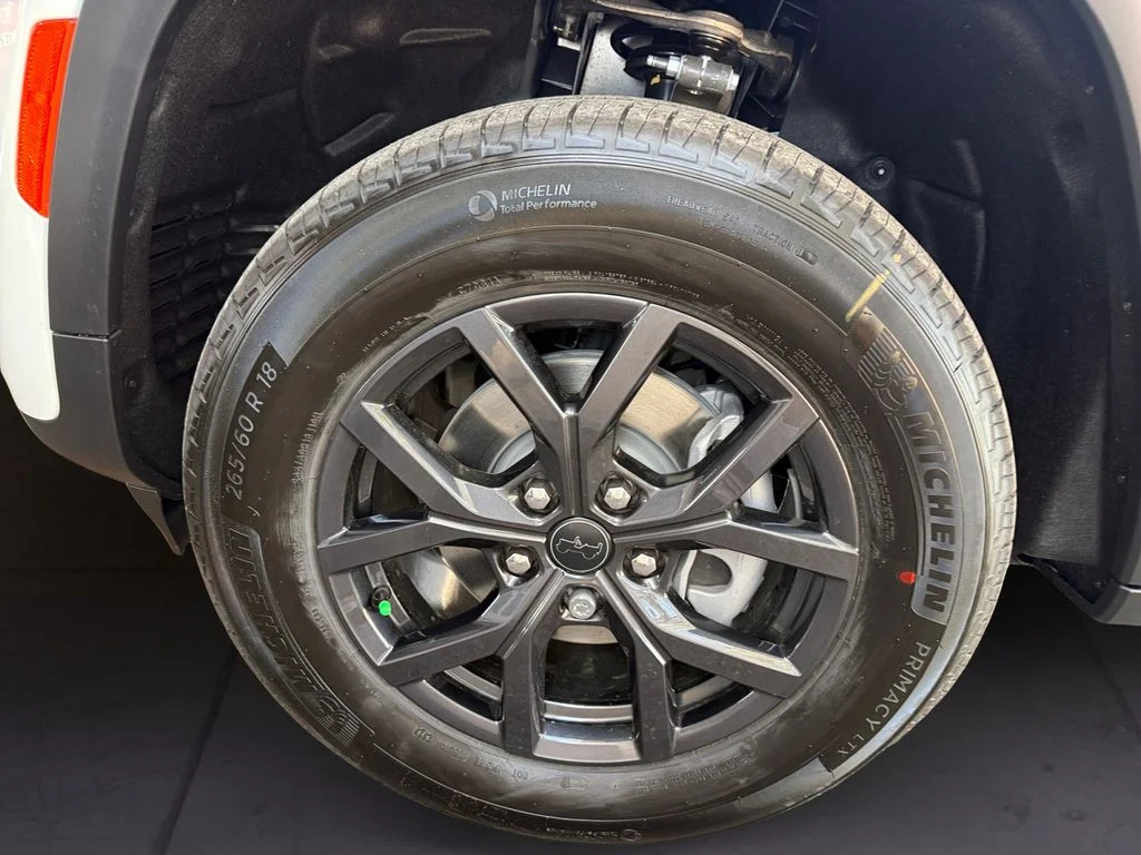 New 2027 White Jeep Laredo Altitude image 9