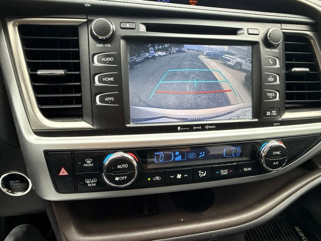 Used 2018 White Toyota XLE image 20